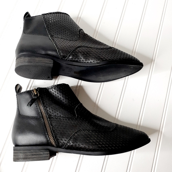 Premium leather, a walkable heel, and a squared-off toe  NEW Kelsi Dagger Brooklyn Alaska E283